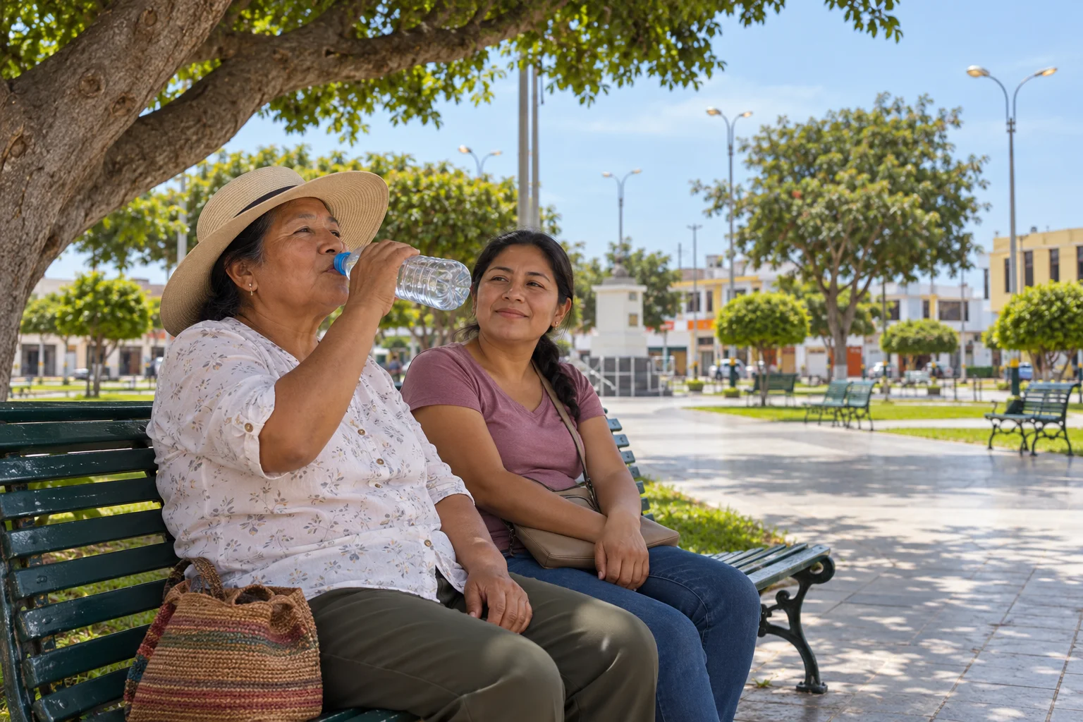 Escena generada con IA: una mujer toma agua a la sombra en una plaza inspirada en la Plaza de Armas de Casma